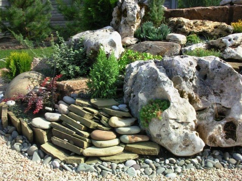 Сад, выложенный из камней